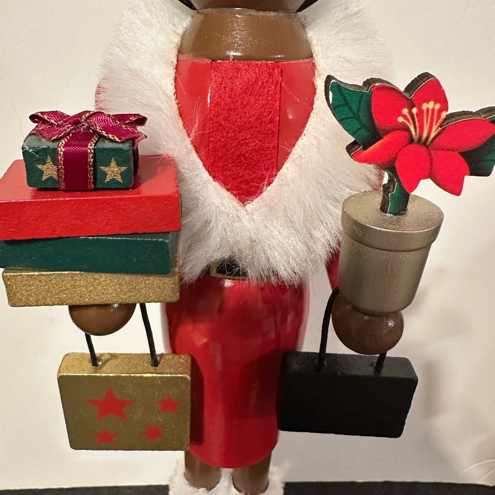 Shopper lady nutcracker African American - Picture 6 of 8